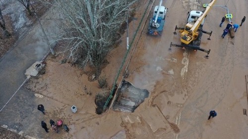Провал на месте прорыва трубы в Волжском 3 января 2021 года. Фото: Алексей Волхонский, V1. Провал на месте прорыва трубы в Волжском 3 января 2021 года. Фото: Алексей Волхонский, V1.