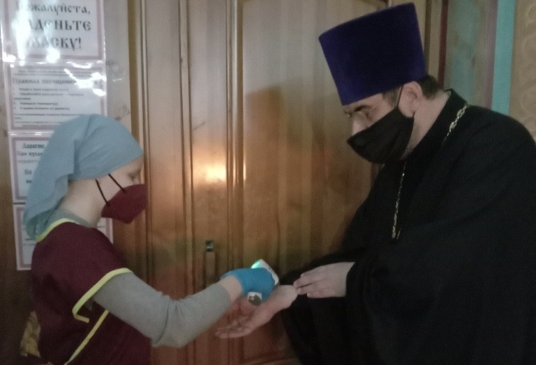 Измерение температуры на входе в Казанский собор в Волгограде. Фото Вячеслава Ященко для "Кавказского узла".