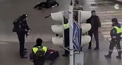 На месте нападения на силовиков в Грозном. 28 декабря 2020 года. Стоп-кадр видео  Telegram-канал BAZA