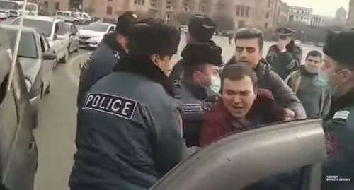 Полицейские задерживают Давида Багдасаряна. Кадр видео АМИ "Новости-Армения" https://www.youtube.com/watch?v=o6-BnS_dysk&feature=emb_title Полицейские задерживают Давида Багдасаряна. Кадр видео АМИ "Новости-Армения" https://www.youtube.com/watch?v=o6-BnS_dysk&feature=emb_title