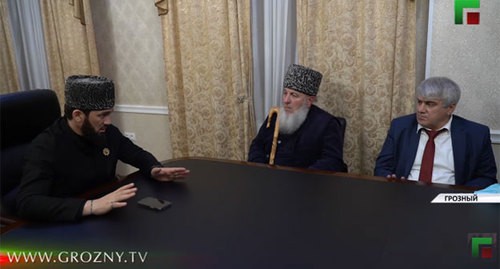 Магомед Даудов на встрече с представителями общественности из Дагестана критикует жительницу Дербента. Кадр видео ЧГТРК "Грозный" https://www.youtube.com/channel/UC3FPh5_CUUx99KCqDE09kWQ Магомед Даудов на встрече с представителями общественности из Дагестана критикует жительницу Дербента. Кадр видео ЧГТРК "Грозный" https://www.youtube.com/channel/UC3FPh5_CUUx99KCqDE09kWQ