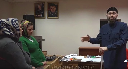 Богослов Адам Эльжуркаев отчитывает женщин за оказание оккультных услуг. Скриншот сообщения instagram https://www.instagram.com/p/CK14GxdJrdG/ Богослов Адам Эльжуркаев отчитывает женщин за оказание оккультных услуг. Скриншот сообщения instagram https://www.instagram.com/p/CK14GxdJrdG/