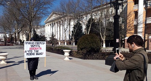 Проходившие мимо пикетчиков фотографировали участниц акций. 5 марта 2021 г. Фото Расула Магомедова для "Кавказского узла"