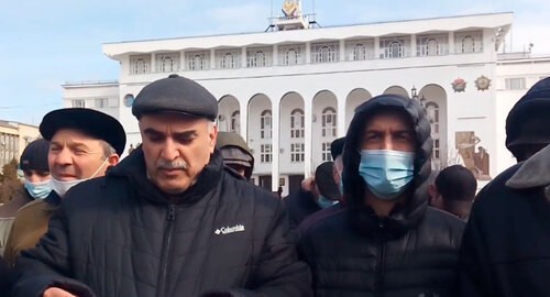Акция протеста жителей Альбурикента на площади в Махачкале. Кадр видео "Кавказскго узла"
https://www.youtube.com/watch?v=UL73IYDwycI Акция протеста жителей Альбурикента на площади в Махачкале. Кадр видео "Кавказскго узла"
https://www.youtube.com/watch?v=UL73IYDwycI