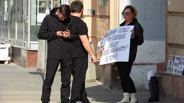 Елена Шеина объясняет прохожим свои требования.  Фото Вячеслава Ященко для "Кавказского узла".