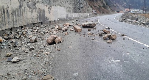 Камнепад на Транскаме. Фото пресс-службы МЧС https://region15.ru/transkam-zakryli-iz-za-kamnepada/ Камнепад на Транскаме. Фото пресс-службы МЧС https://region15.ru/transkam-zakryli-iz-za-kamnepada/