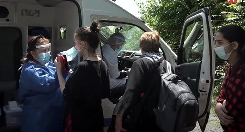 Сдача анализа на КПП на границе Абхазии. Кадр видео 
Аҧсуа телехәаҧшра https://www.youtube.com/watch?v=nMIPipYQfu4