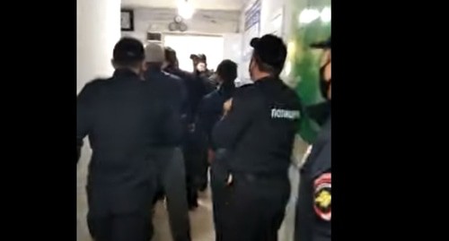 Сотрудники полиции в Гутатлинской школе в Цунтинском районе Дагестана. Кадр видео
gazetachernovik https://www.youtube.com/watch?v=9pLOpmwBpcE Сотрудники полиции в Гутатлинской школе в Цунтинском районе Дагестана. Кадр видео
gazetachernovik https://www.youtube.com/watch?v=9pLOpmwBpcE