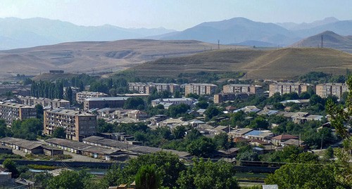 Город Сисиан Сюникской области Армении. Фото: CC BY-SA 4.0 / Ji-Elle / Cimetière de Sissian (cropped, resized and color corrected)
Город Сисиан Сюникской области Армении. Фото: CC BY-SA 4.0 / Ji-Elle / Cimetière de Sissian (cropped, resized and color corrected)