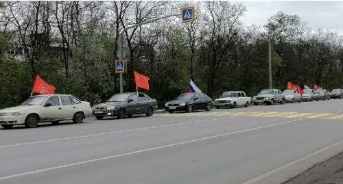 Автопробег 9 мая в Новошахтинске .Фото: Александр Гармашов https://ovdinfo.org/express-news/2021/05/16/kommunista-iz-rostovskoy-oblasti-oshtrafovali-na-20-tysyach-rubley-za
Автопробег 9 мая в Новошахтинске .Фото: Александр Гармашов https://ovdinfo.org/express-news/2021/05/16/kommunista-iz-rostovskoy-oblasti-oshtrafovali-na-20-tysyach-rubley-za