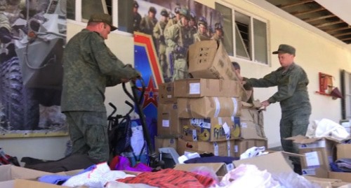 Миротворцы передают беженцам в Степанакерте гуманитарную помощь из России. фото пресс-службы МО России http://mil.ru/russian_peacekeeping_forces/news/more.htm?id=12362358@egNews Миротворцы передают беженцам в Степанакерте гуманитарную помощь из России. фото пресс-службы МО России http://mil.ru/russian_peacekeeping_forces/news/more.htm?id=12362358@egNews