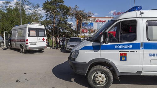 Сотрудники полиции и скорая помощь на месте происшествия. Фото: © vk.com/newsv1 Сотрудники полиции и скорая помощь на месте происшествия. Фото: © vk.com/newsv1