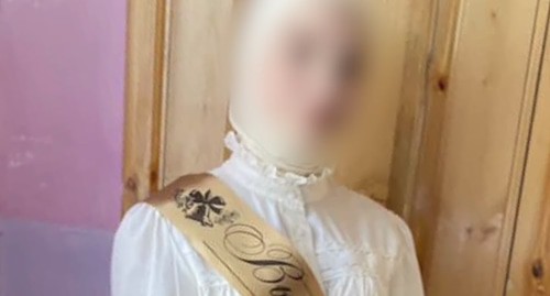 Cкончавшаяся 15-летняя ученица в Моздокском районе Северной Осетии. Кадр видео
"Телеканал 360" https://www.youtube.com/watch?v=Tx-9sTrjaFI&t=2s Cкончавшаяся 15-летняя ученица в Моздокском районе Северной Осетии. Кадр видео
"Телеканал 360" https://www.youtube.com/watch?v=Tx-9sTrjaFI&t=2s