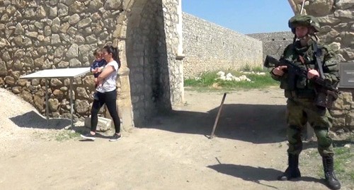 Паломники из Степанакерта у монастыря Амарас в сопровождении миротворцев. Фото пресс-службы МО Армении https://mil.ru/russian_peacekeeping_forces/news/more.htm?id=12364174@egNews Паломники из Степанакерта у монастыря Амарас в сопровождении миротворцев. Фото пресс-службы МО Армении https://mil.ru/russian_peacekeeping_forces/news/more.htm?id=12364174@egNews