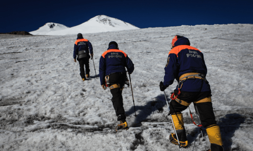 Спасатели Эльбрусского высокогорного поисково-спасательного отряда. Фото пресс-службы ГУ МЧС по Кабардино-Балкарии. https://07.mchs.gov.ru/deyatelnost/press-centr/operativnaya-informaciya/4481974 Спасатели Эльбрусского высокогорного поисково-спасательного отряда. Фото пресс-службы ГУ МЧС по Кабардино-Балкарии. https://07.mchs.gov.ru/deyatelnost/press-centr/operativnaya-informaciya/4481974