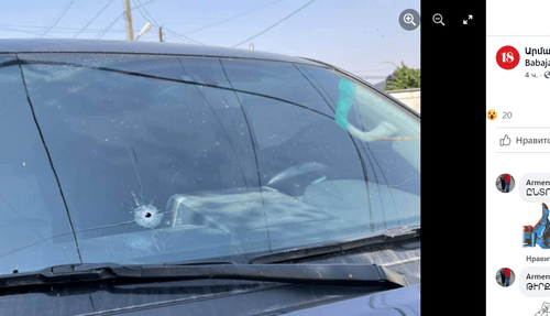 Поврежденная машина Бабаджаняна. Скриншот сообщения на странице Бабаджаняна в Facebook. https://www.facebook.com/babajanyana/photos/pcb.4455710144459678/4455709257793100 Поврежденная машина Бабаджаняна. Скриншот сообщения на странице Бабаджаняна в Facebook. https://www.facebook.com/babajanyana/photos/pcb.4455710144459678/4455709257793100