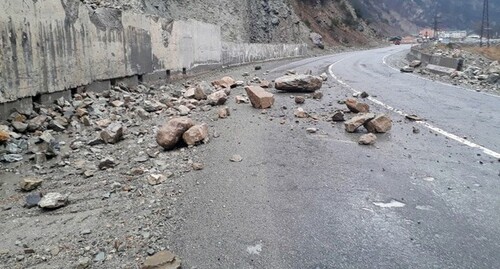 Камнепад на Транскаме. Фото пресс-службы МЧС https://region15.ru/transkam-zakryli-iz-za-kamnepada/ Камнепад на Транскаме. Фото пресс-службы МЧС https://region15.ru/transkam-zakryli-iz-za-kamnepada/