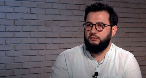 Яшар Ниязбаев. Кадр видео 
VestiKavkaza https://www.youtube.com/watch?v=tCLI5tDqE6w&t=202s