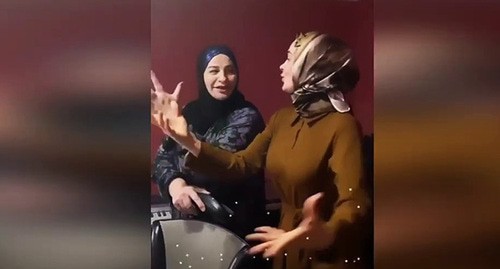 Макка Межиева (слева) и Айна Гетагазова. Скриншот видео San Degan Az https://www.youtube.com/watch?v=W1-nqAgdLNo Макка Межиева (слева) и Айна Гетагазова. Скриншот видео San Degan Az https://www.youtube.com/watch?v=W1-nqAgdLNo