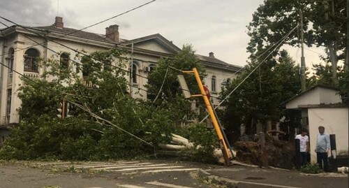 Последствия урагана в Сухуме 4 июля 2021 года. Скриншот из Telegram-канала «Апсныпресс». Последствия урагана в Сухуме 4 июля 2021 года. Скриншот из Telegram-канала «Апсныпресс».