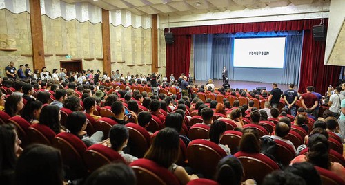 Участники конференции Tech week Artsakh 2021 в Степанакерте. Фото страница Госминистра Нагорного Карабаха Артака Бегларяна https://www.facebook.com/artak.beglaryan/posts/4380299512008252 Участники конференции Tech week Artsakh 2021 в Степанакерте. Фото страница Госминистра Нагорного Карабаха Артака Бегларяна https://www.facebook.com/artak.beglaryan/posts/4380299512008252