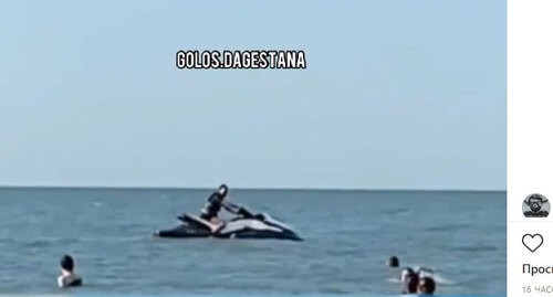 Мужчина на моторной лодке около пляжа для женщин в Махачкале. Скриншот публикации в Instagram-паблике "Голос Дагестана" https://www.instagram.com/p/CQ4JV_NIFSf/ Мужчина на моторной лодке около пляжа для женщин в Махачкале. Скриншот публикации в Instagram-паблике "Голос Дагестана" https://www.instagram.com/p/CQ4JV_NIFSf/