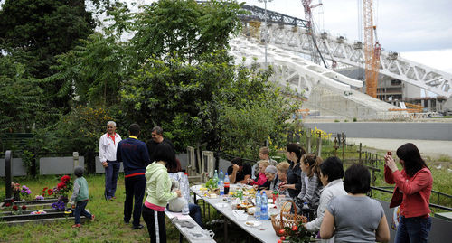 Староверы отмечают Радоницу на кладбище в центре Олимпийского парка в Сочи в 2013 году. Фото: Михаил Мордасов, ЮГА.ру Староверы отмечают Радоницу на кладбище в центре Олимпийского парка в Сочи в 2013 году. Фото: Михаил Мордасов, ЮГА.ру