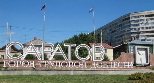 Саратов — въезд в город. Фото Ирина  https://commons.wikimedia.org/wiki/Category:Saratov#/media/File:Саратов_въезд_в_город_с_моста.jpg