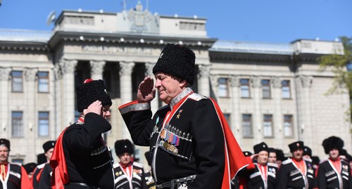 Построение казаков в Краснодаре. Фото Елены Синеок, ЮГА.ру

