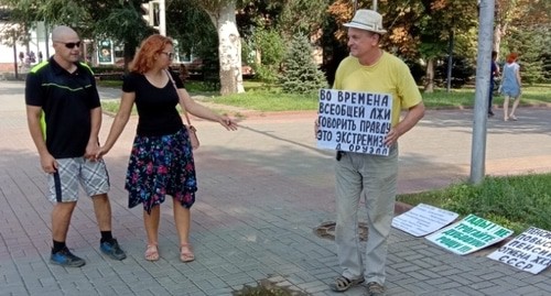 Одиночный пикет Владимира Тельпука привлек внимание прохожих. Волгоград, 22 августа 2021 года. Фото Вячеслава Ященко для "Кавказского узла".
