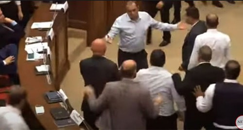 Потасовка депутатов правящей фракции и оппозиции в парламенте Армении. Скриншот видео https://news.am/rus/news/659775.html