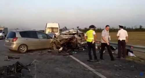 На месте столкновения трех легковых автомобилей и грузовика в Георгиевском городском округе Ставрополья. Кадр видео ГУ МЧС https://www.youtube.com/watch?v=uVbZEXsXVpA&t=1s На месте столкновения трех легковых автомобилей и грузовика в Георгиевском городском округе Ставрополья. Кадр видео ГУ МЧС https://www.youtube.com/watch?v=uVbZEXsXVpA&t=1s