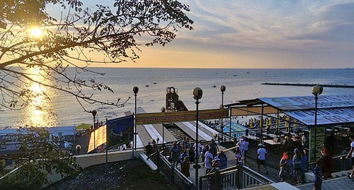 Пляж в Анапе. Фото: Е. Н. Соложеницин https://ru.wikipedia.org/ Пляж в Анапе. Фото: Е. Н. Соложеницин https://ru.wikipedia.org/