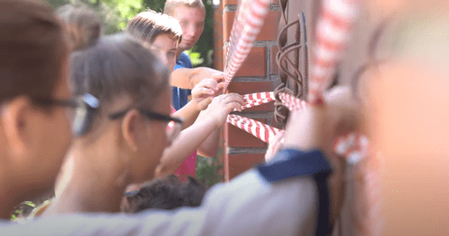 В знак протеста против действий опеки дети из семьи Ефимовых обматывают дом сигнальной лентой. Кадр из видео "Экстренное обращение детей к Президенту РФ", https://www.youtube.com/watch?v=qES-KPnM3_4 В знак протеста против действий опеки дети из семьи Ефимовых обматывают дом сигнальной лентой. Кадр из видео "Экстренное обращение детей к Президенту РФ", https://www.youtube.com/watch?v=qES-KPnM3_4