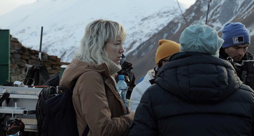 На съемочной площадке  "Собирайся, поедем на праздник". Фото https://inc-news.ru/news/culture/2:203691

