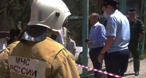 Сотрудник МЧС и полиции на месте трагедии. Июль 2021 г. Фото: пресс-служба МЧС России Сотрудник МЧС и полиции на месте трагедии. Июль 2021 г. Фото: пресс-служба МЧС России