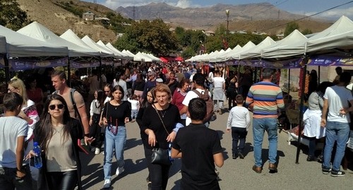 Посетители фестиваля. Село Арени, 2 октября 2021 года. Фото Армине Мартиросян для "Кавказского узла".