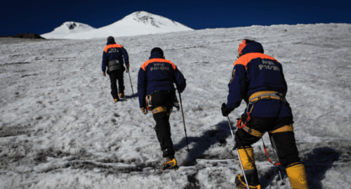 Спасатели Эльбрусского высокогорного поисково-спасательного отряда. Фото пресс-службы ГУ МЧС по Кабардино-Балкарии. https://07.mchs.gov.ru/deyatelnost/press-centr/operativnaya-informaciya/4481974 Спасатели Эльбрусского высокогорного поисково-спасательного отряда. Фото пресс-службы ГУ МЧС по Кабардино-Балкарии. https://07.mchs.gov.ru/deyatelnost/press-centr/operativnaya-informaciya/4481974