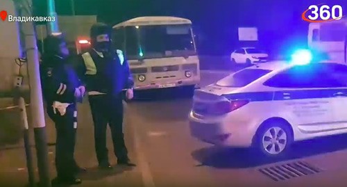 Сотрудники полиции возле владикавказской колонии. Кадр видео 
Телеканал 360 https://rutube.ru/video/767a9b9e784ff6d03a0fecdbacdb9afe/