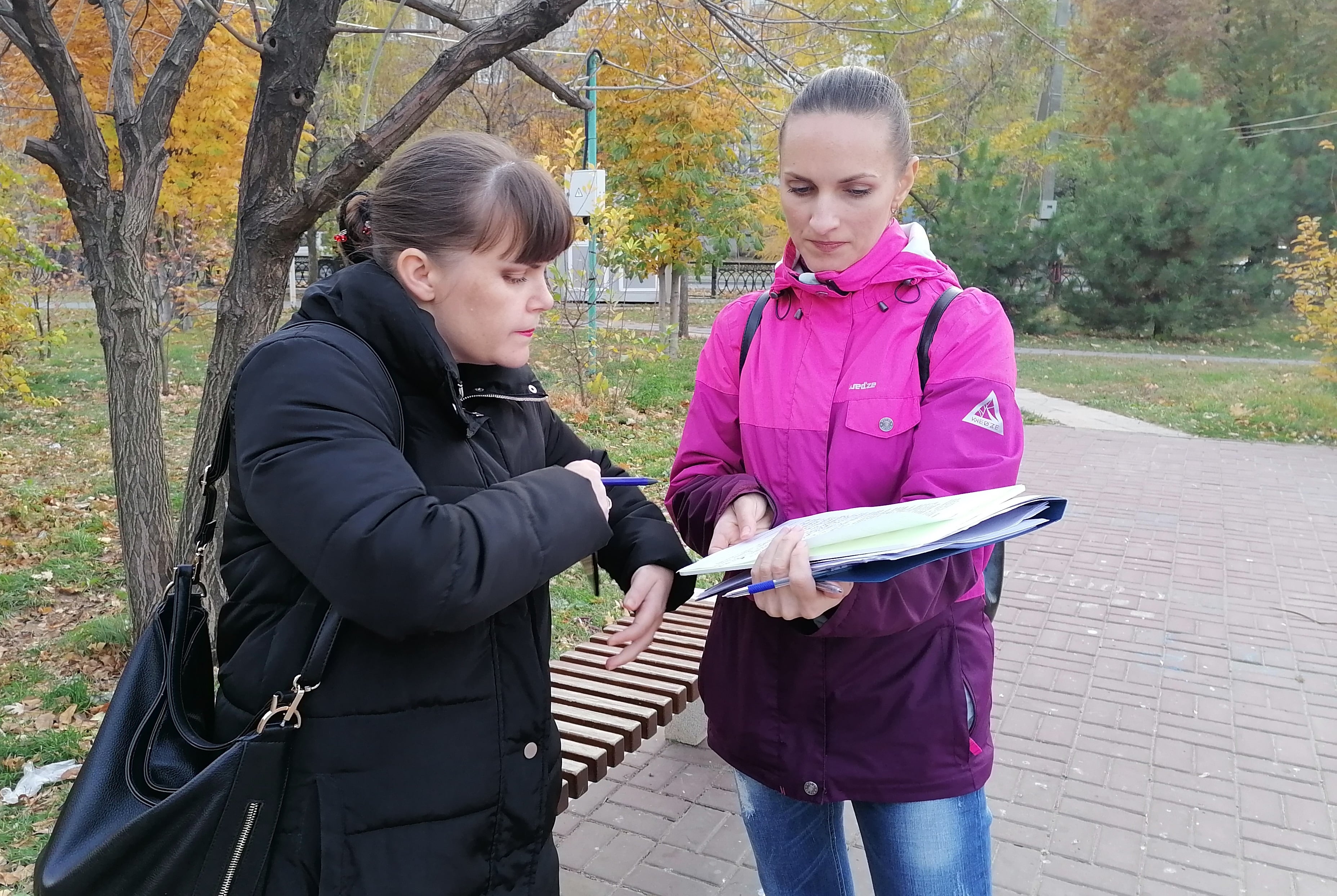 Сбор подписей против введения QR-кодов. Волгоград, 23 октября 2021 года. Фото Ольги Черкасовой для "Кавказского узла"