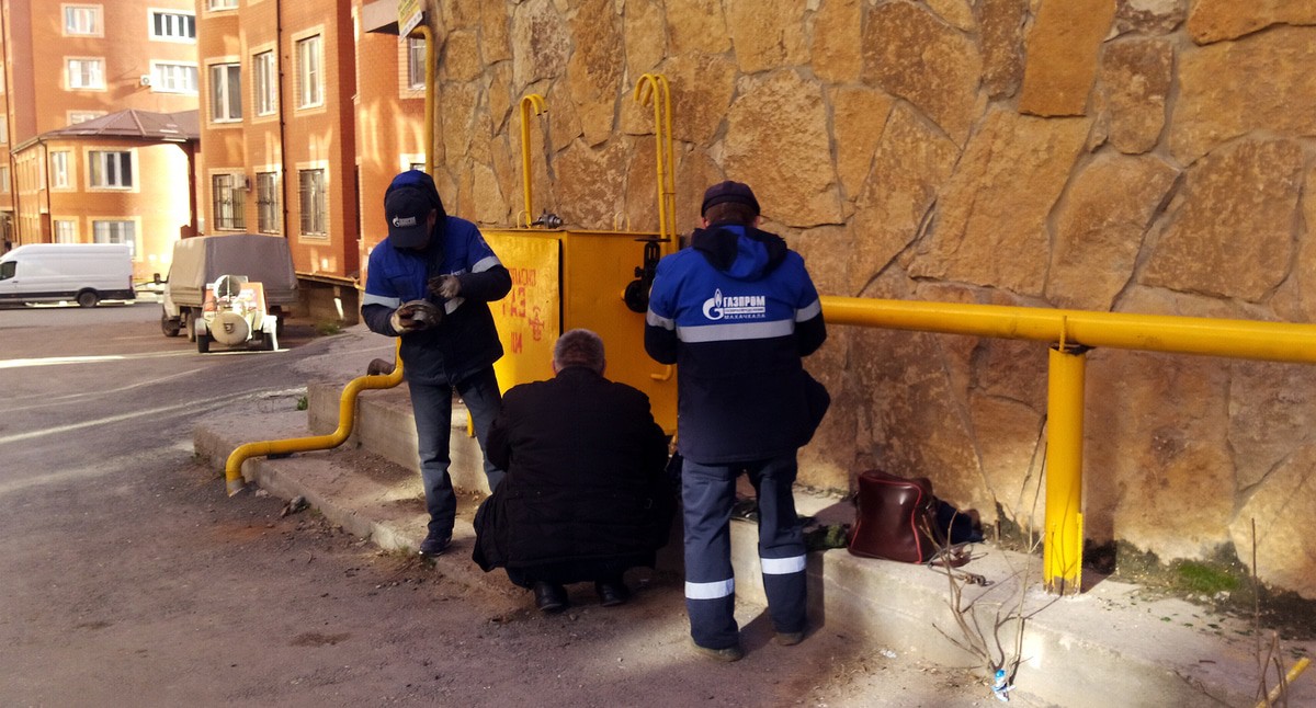 Специалисты подготавливают систему газоснабжения к подаче газа. 3 декабря 2021 год. Фото Расула Магомедова для "Кавказского узла"
