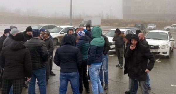 Акция водителей такси в Волгограде Кадр видео: YouTube.com / Платформа Солидарности https://www.youtube.com/watch?v=tjqYdZipP7o
Акция водителей такси в Волгограде Кадр видео: YouTube.com / Платформа Солидарности https://www.youtube.com/watch?v=tjqYdZipP7o