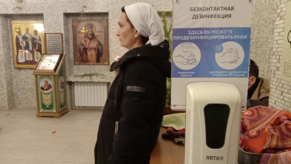 Антисептическое средство в храме Сергия Радонежского в Волгограде. Фото Вячеслава Ященко для "Кавказского узла" 
