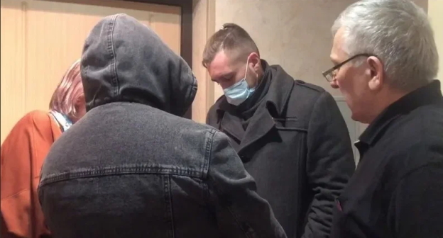 Силовики ворвались в нижегородскую квартиру Сайди Янгулбаева (справа). Cкриншот видео t.me/against_torture
/1637