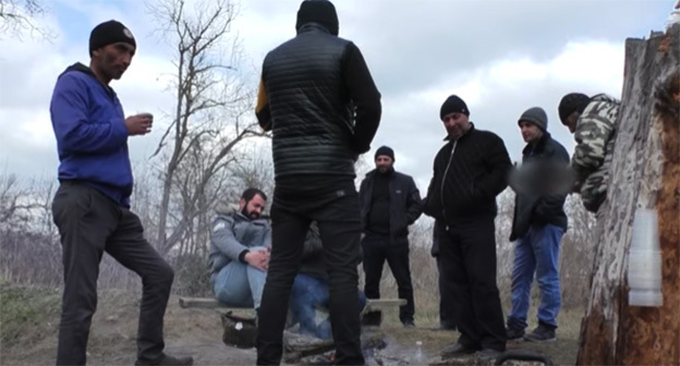 Граждане Азербайджана 
 в дагестанском лагере. Скриншот видео "Кавказского узла" 
https://www.youtube.com/watch?v=ZyINv-oWgK8