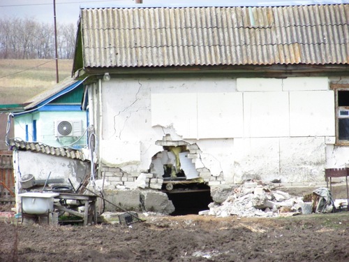 Поврежденная ракетой постройка в хуторе Фролов. Фото Вячеслава Ященко для «Кавказского узла»