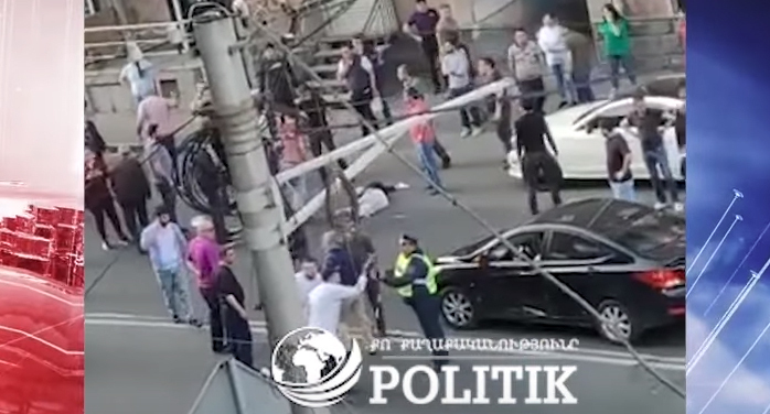  ДТП с участием машины из Кортежа Пашиняна. Кадр видео Politik.am https://www.youtube.com/watch?v=r4e8BHweYs8
