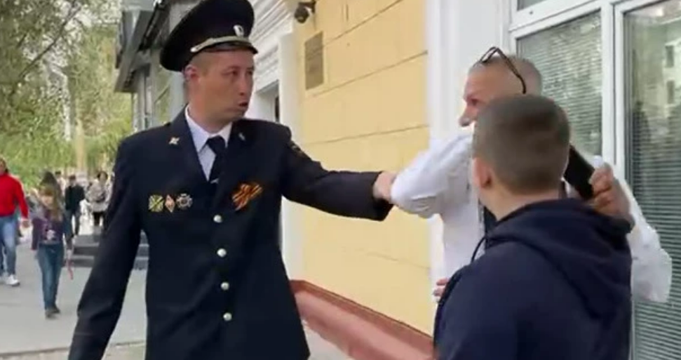 Конфликт сотрудника полиции в Волгограде с прохожим. Стоп-кадр с видео Сергея Островского, опубликованного на его странице в соцсети "ВКонтакте" 09.05.22, https://vk.com/serg_ostrovsky?z=video80568500_456240517%2Feecf05a7e88e55dd44%2Fpl_wall_80568500