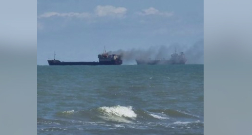 Пожар на турецком сухогрузе Aqua, стоящем на рейде у порта Темрюк в Азовском море/ Фото t.me/temruk_info
/2319?single
