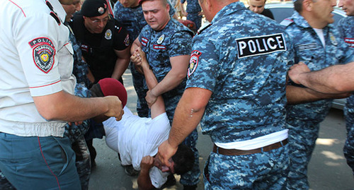 Полицейские волоком, держа за руки, оттащили к машине депутата от блока "Армения" Гегама Манукяна. Ереван, 30 мая 2022 г. Фото Тиграна Петросяна для "Кавказского узла" Полицейские волоком, держа за руки, оттащили к машине депутата от блока "Армения" Гегама Манукяна. Ереван, 30 мая 2022 г. Фото Тиграна Петросяна для "Кавказского узла"